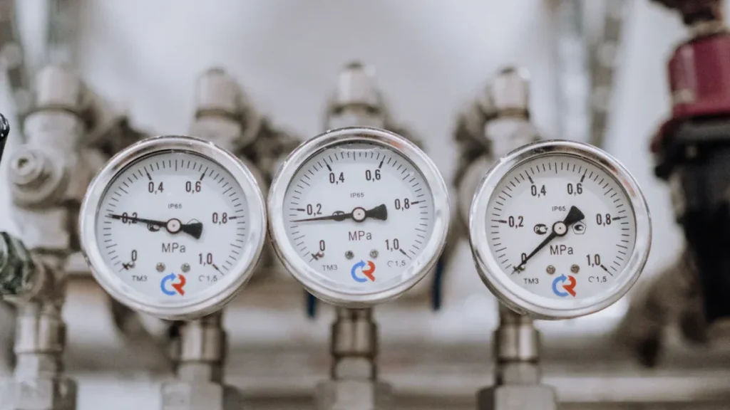 Digital vs. analog pressure gauges
